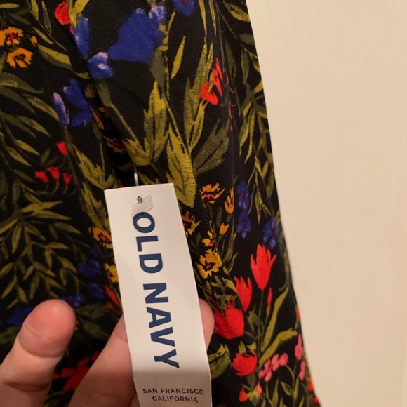 New Black Floral Split Neck tunic --size M Tall - Picture 5 of 5